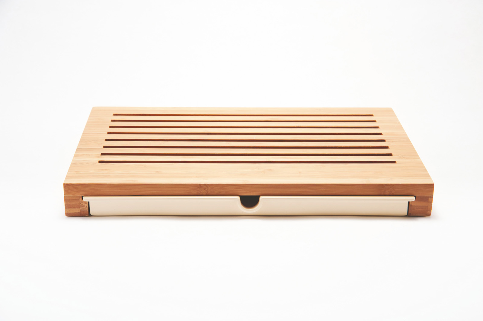 Alessi Sbriciola Brotschneidebrett aus Bambus mit Auffangschale für Krümel, Küchenhelfer für sauberes Schneiden.