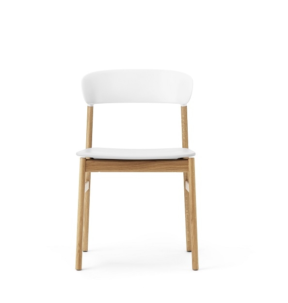 Weißer Herit Chair Stuhl von Normann Copenhagen mit Holzbeinen, modernes Design für Esszimmer und Wohnbereich.