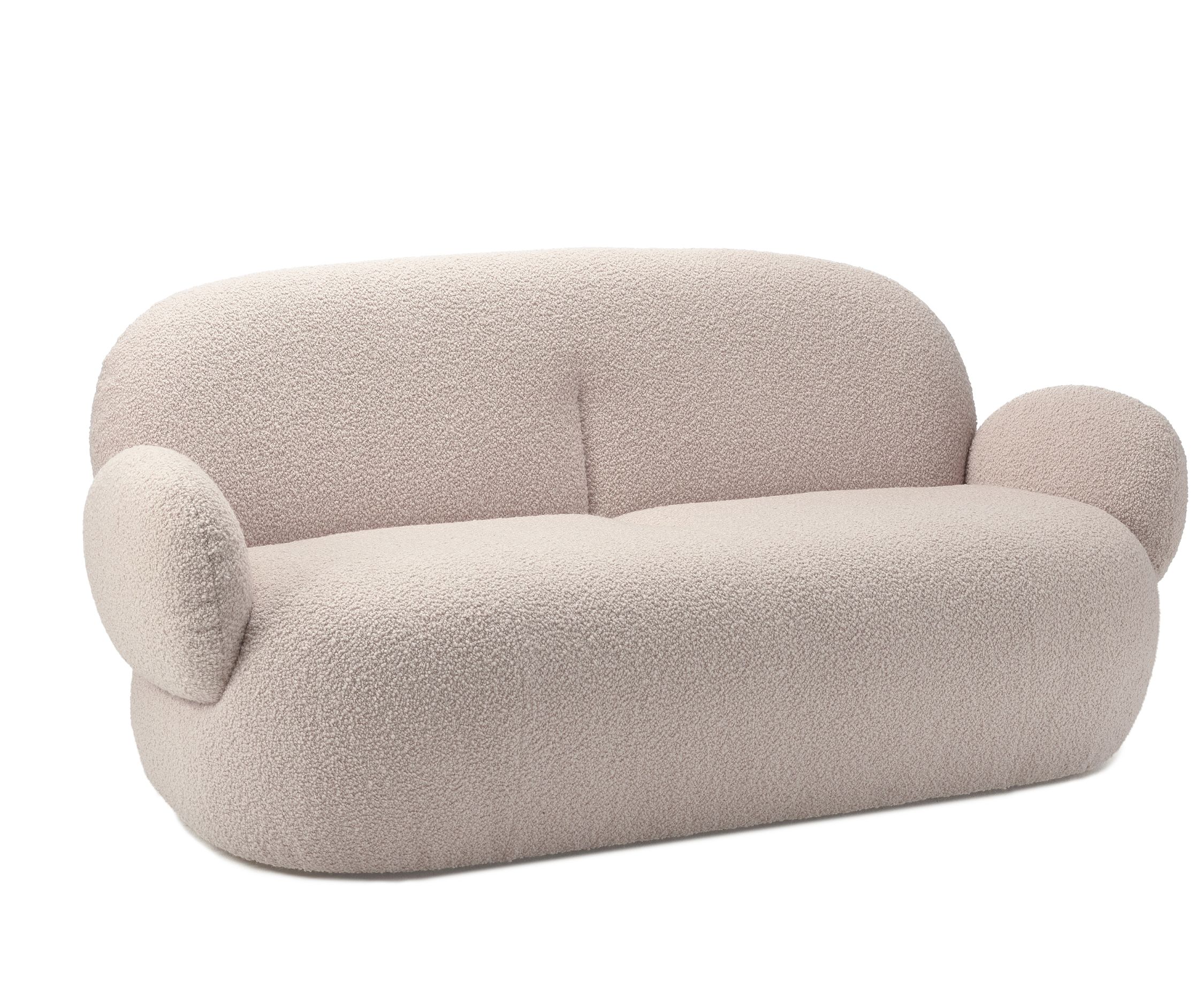 Nana Couch von Freifrau Manufaktur: Beige, modernes Sofa mit runden Armlehnen und Bouclé-Bezug.