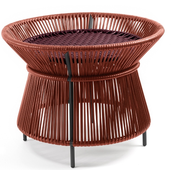 Brauner Caribe Chic Basket Table von ames, ein Outdoor-Tisch mit geflochtener Oberfläche.