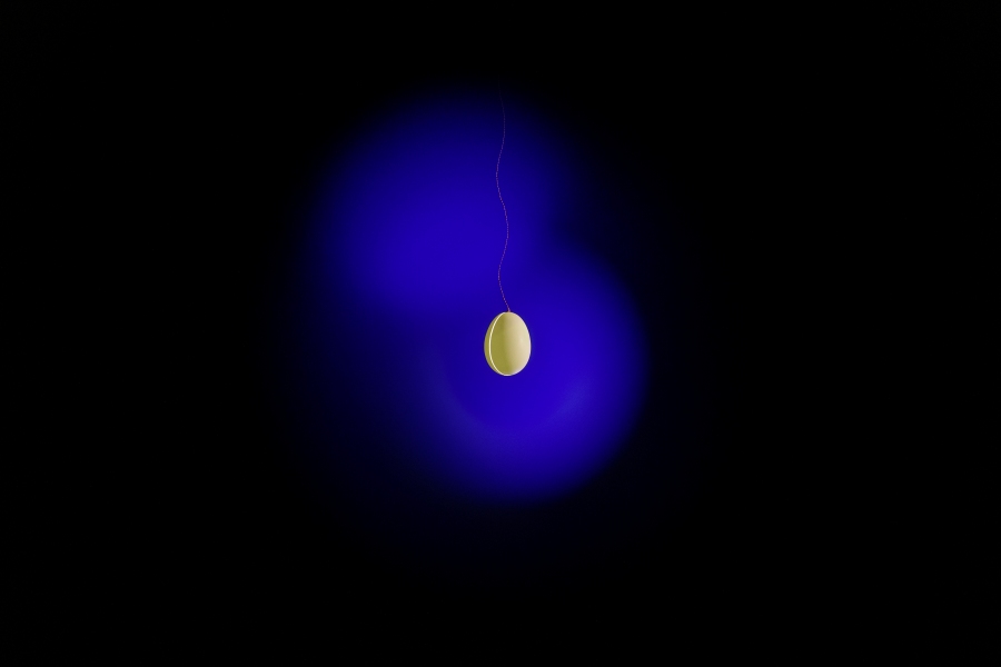 Goldene Ingo Maurer Pendelleuchte mit blauem Lichteffekt. Design Lampe für Wohnzimmer und Esszimmer.