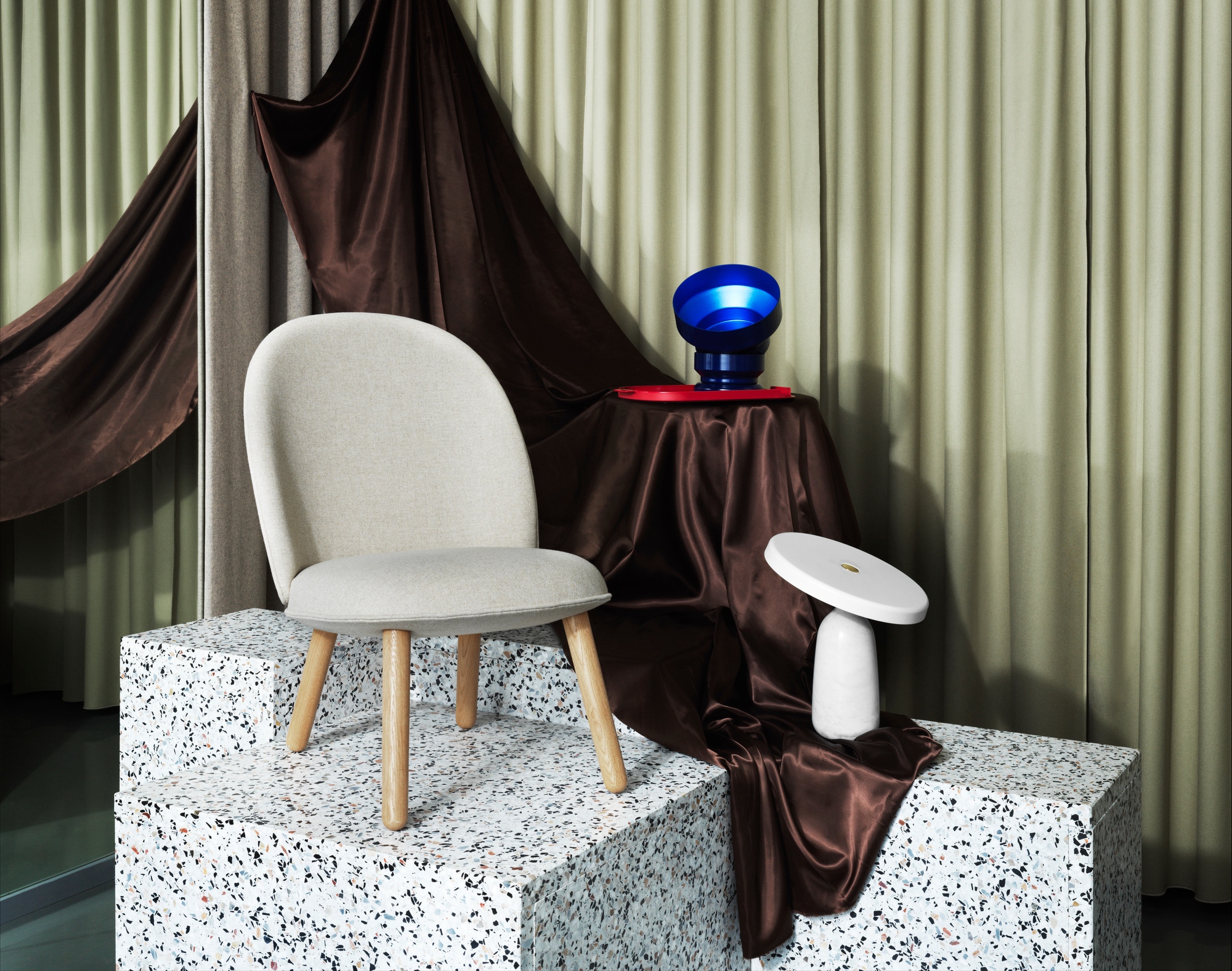 Ace Lounge Sessel mit Eichengestell und hellem Bezug, moderner Design Sessel für Wohnzimmer.