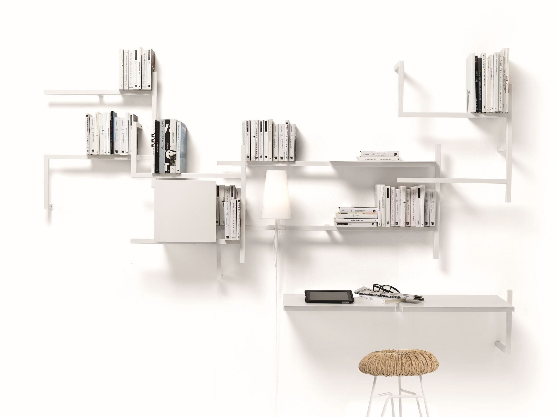 Antologia Wandregal von Mogg, weißes modulares Bücherregal mit Büchern, Lampe und Hocker. Modernes Design.