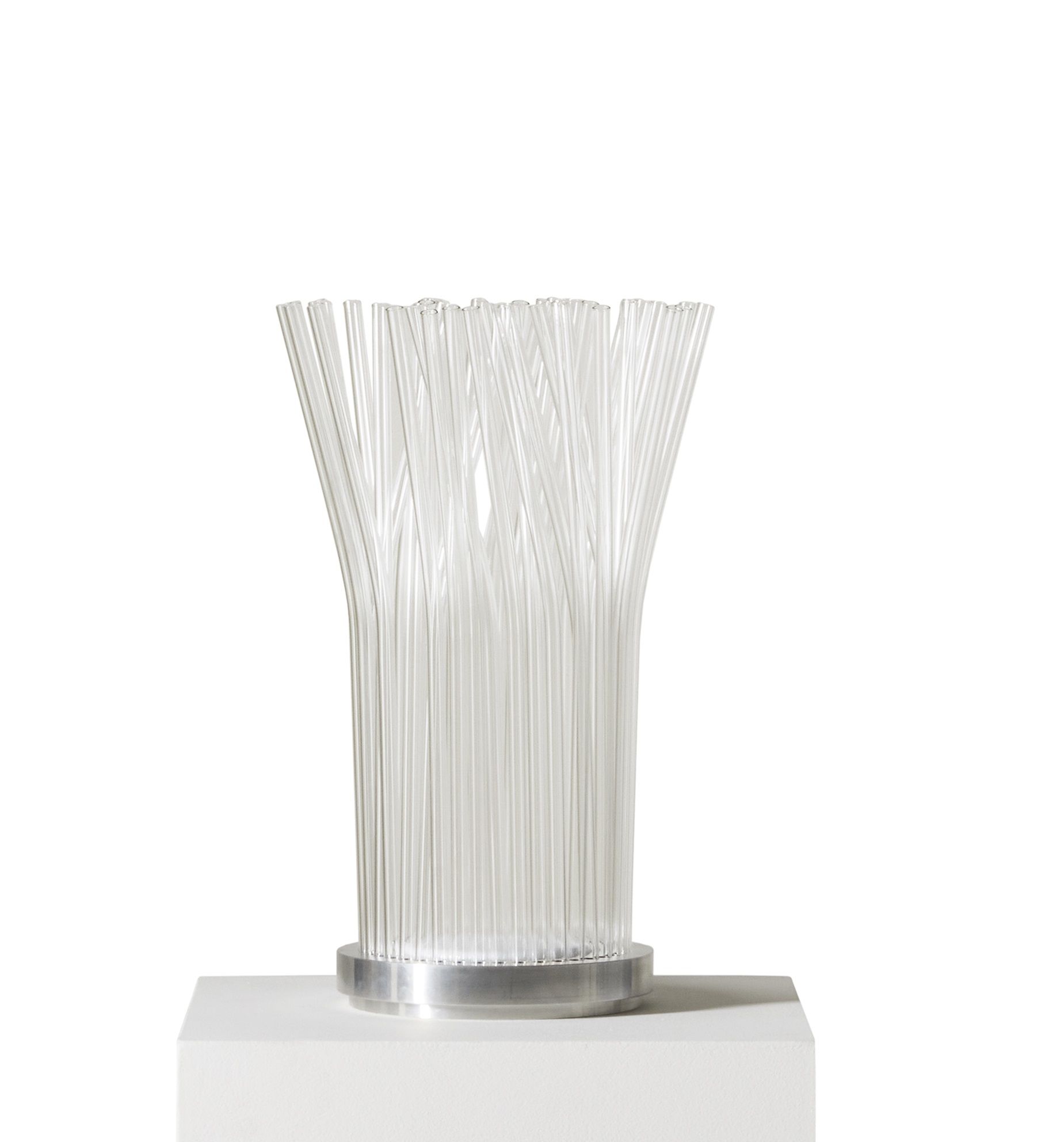 Fluxus-E Tischleuchte: Moderne Lampe mit Borosilikatglas-Stielen von Cassina, minimalistisches Design.