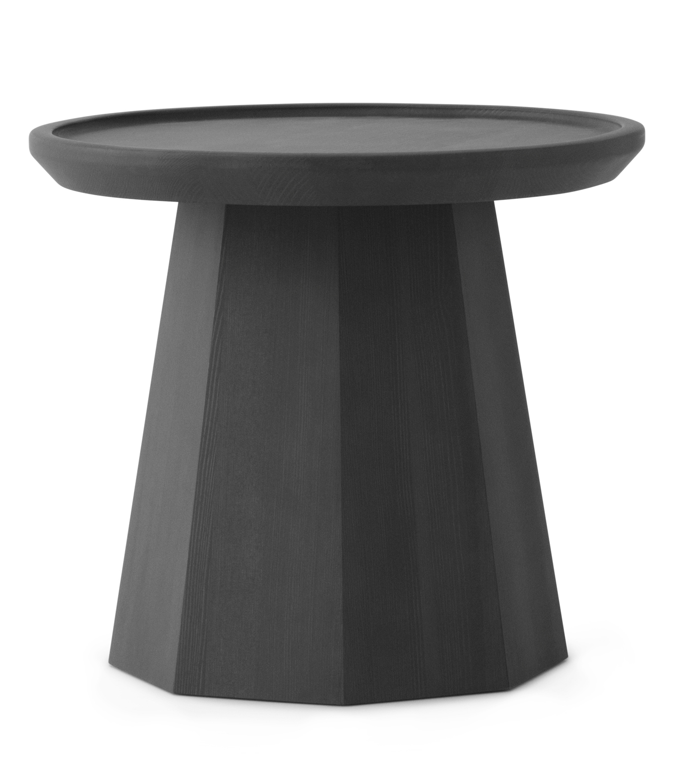 Schwarzer Pine Table Beistelltisch von Normann Copenhagen, kleiner Holztisch für Wohnzimmer und mehr.
