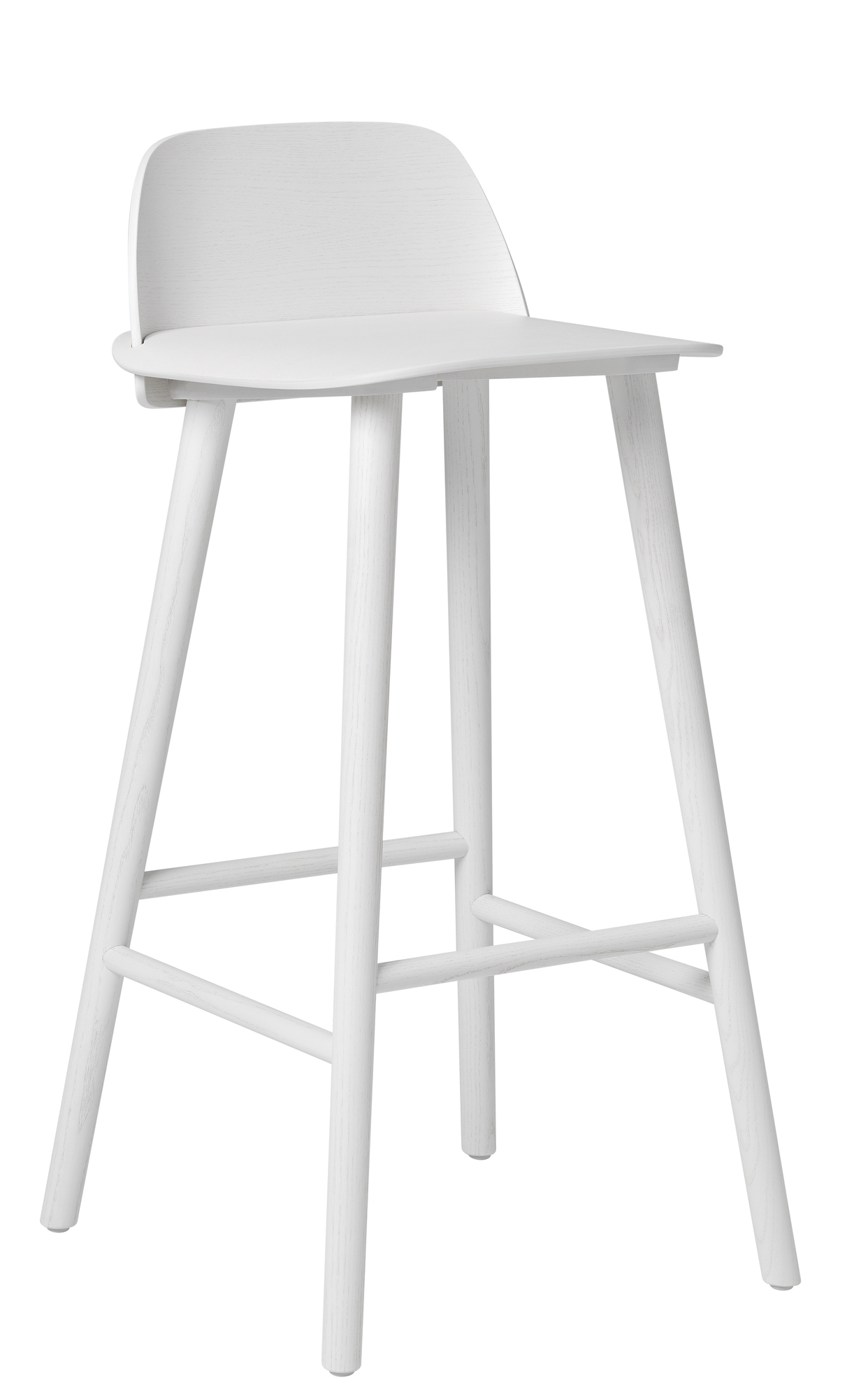 Weißer Nerd Barhocker von Muuto, H 75 cm, aus Holz mit Rückenlehne und Fußstütze.