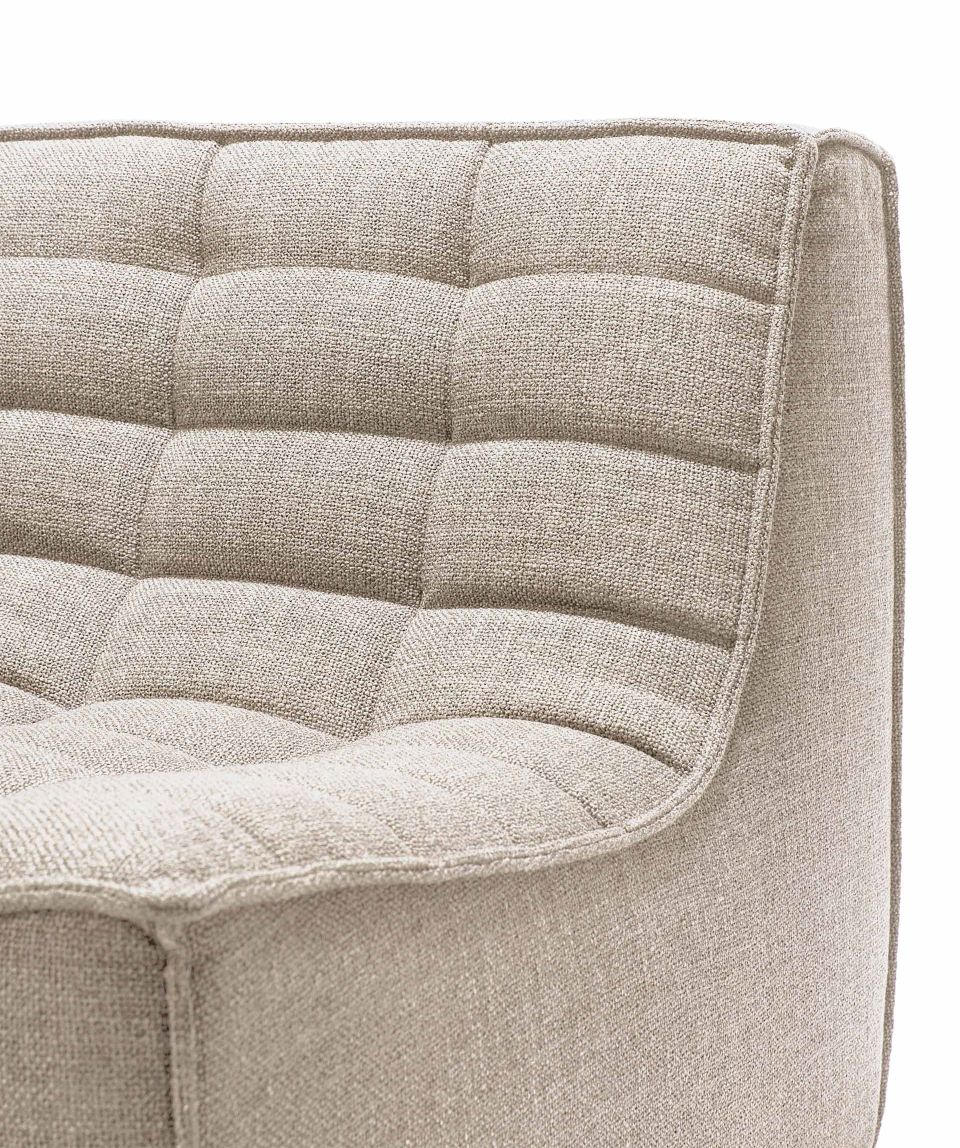 Detailaufnahme: Beige N701 Sofa Ecke von Ethnicraft mit gesteppter Rückenlehne und Sitzfläche.