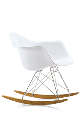 Weißer RAR Schaukelstuhl von Vitra, Miniatur-Designklassiker aus dem Jahr 1950, mit Holz-Kufen.