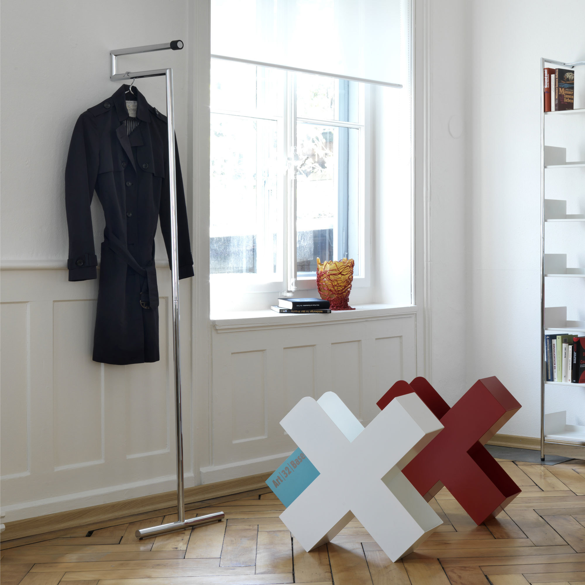 Snap Anlehngarderobe von Mox, chrom matt gebürstet, mit Mantel im modernen Wohnraum. Wandgarderobe für Flur und Diele.