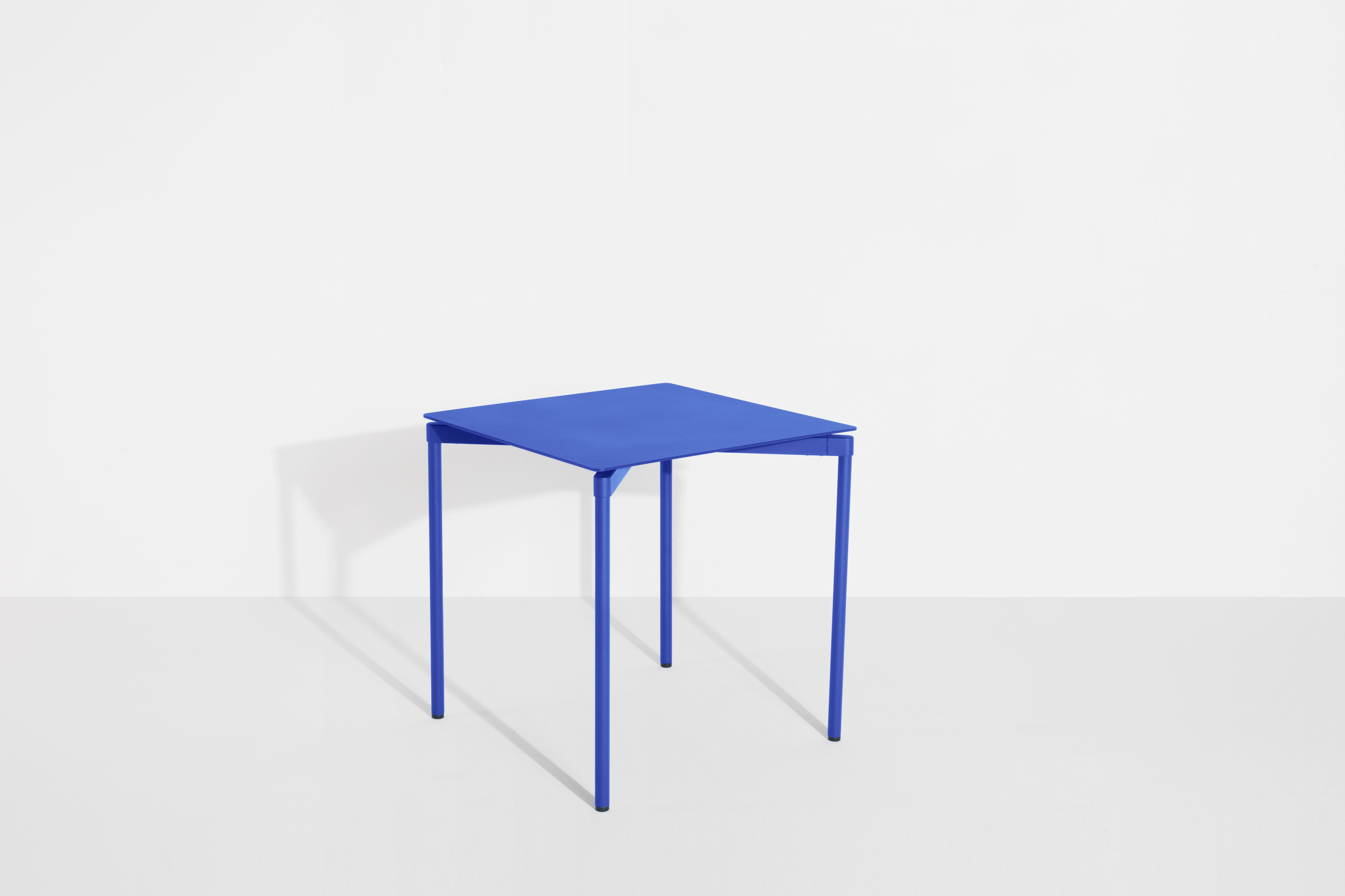 Blauer Fromme Dining Table, ein quadratischer Esstisch von Petite Friture, minimalistisches Design.