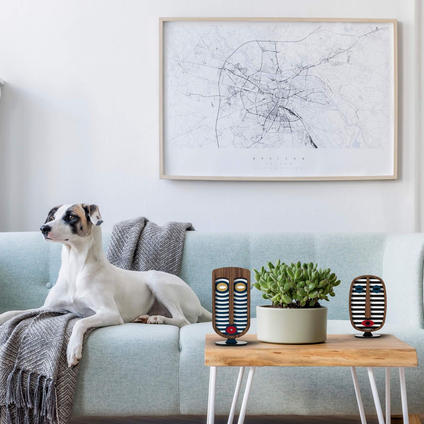 Dekorative Umasqu Holzfiguren im afrikanischen Stil auf einem Tisch, neben einer Zimmerpflanze. Moderne Wohnraumdekoration.