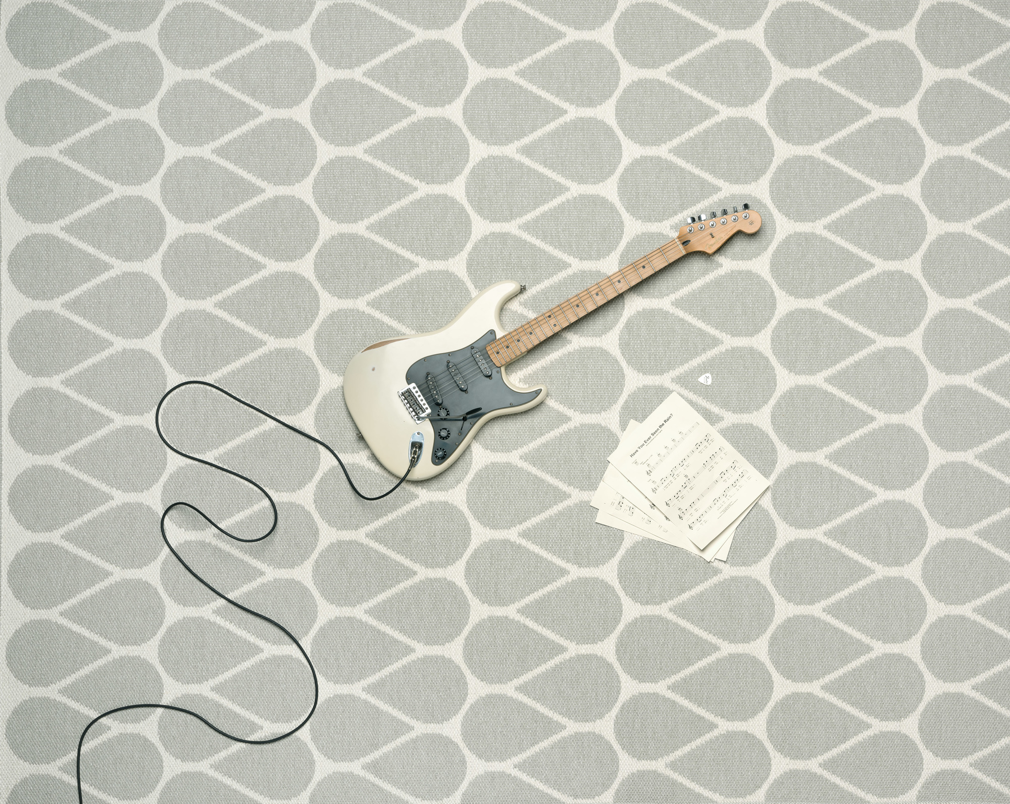 Otis Kunststoffteppich von Pappelina, 70x200 cm, mit grauem Tropfenmuster. Robuster und pflegeleichter Teppich für Innenräume.