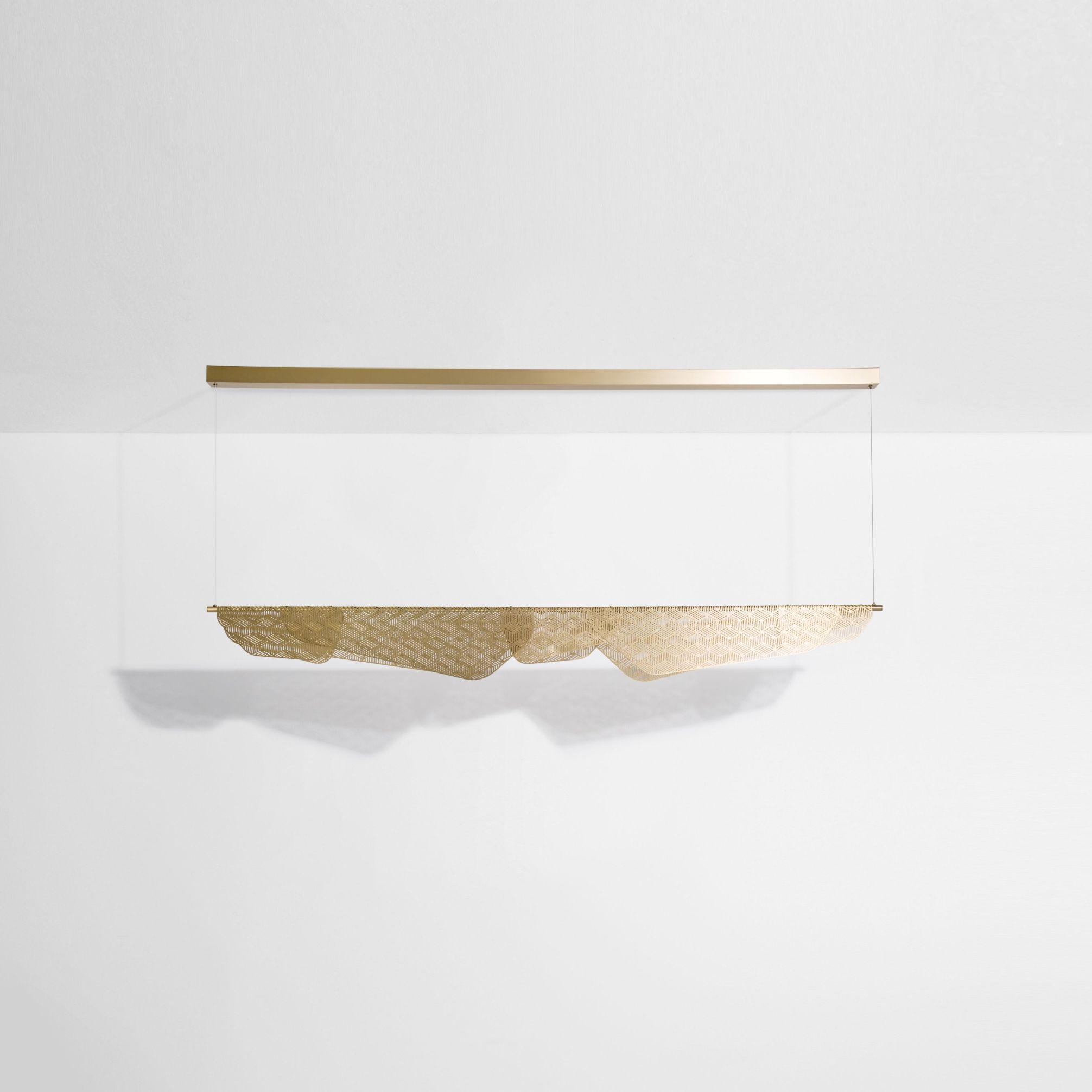 Mediterranea Pendelleuchte von Petite Friture: Goldene Hängelampe mit filigranem, geometrischem Muster und indirektem Licht.