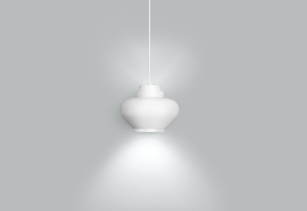 Weiße A333 Pendelleuchte von Artek, auch bekannt als Turnip Lampe, an einem weißen Kabel.