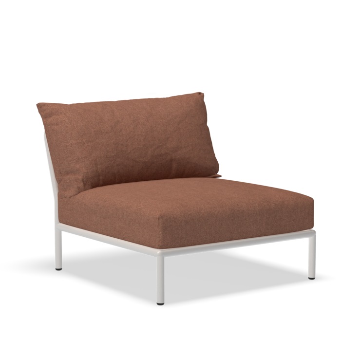 Houe Level 2 Lounge Chair: Brauner Outdoor Sessel mit weißem Rahmen für Garten und Terrasse.
