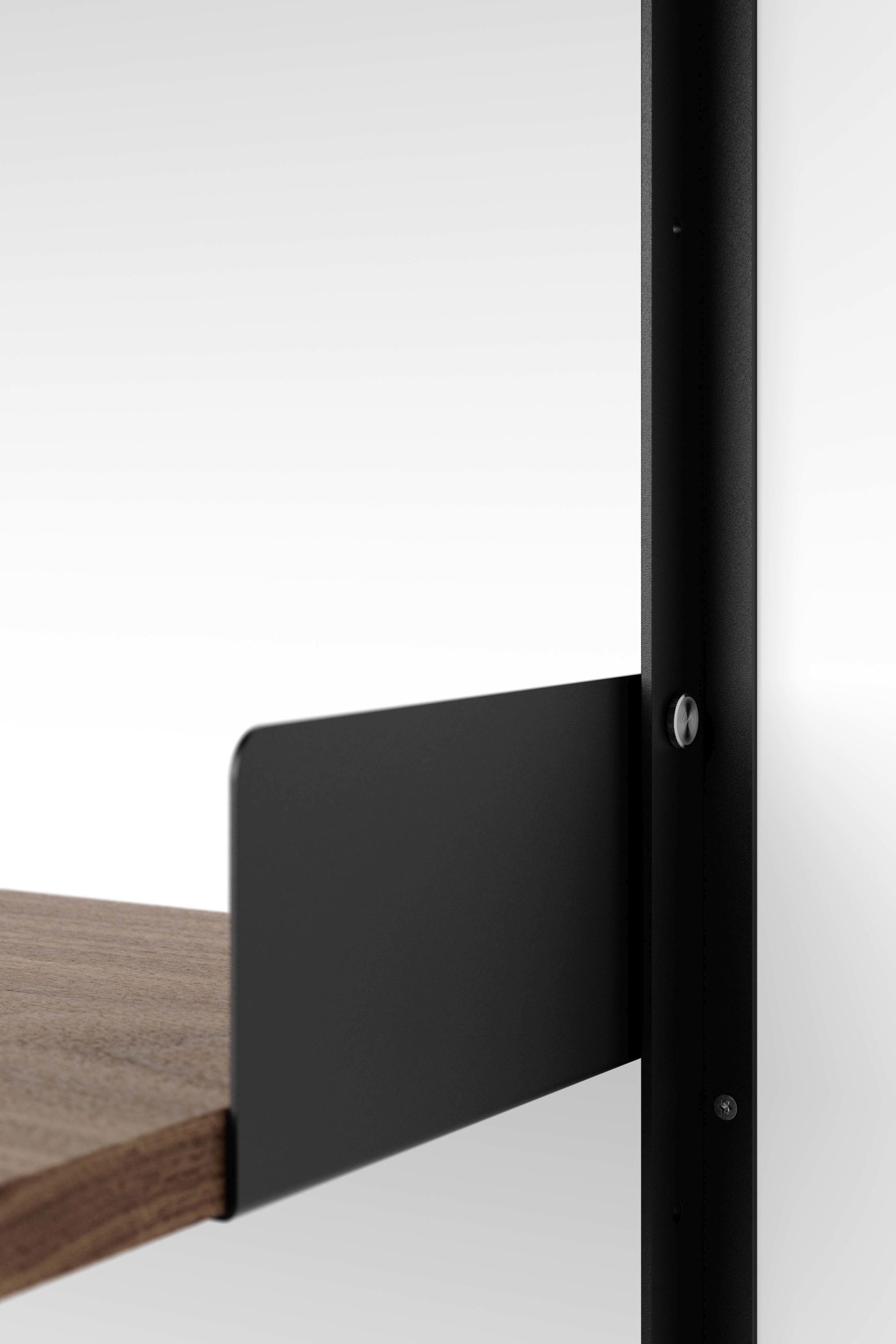 Detailaufnahme des New Works Wandregals 1900 in Walnuss, zeigt die Befestigung und die Holzstruktur.