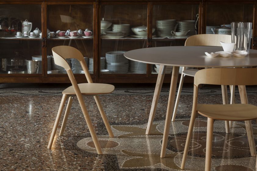 Pila Stuhl von Magis, ein heller Holzstuhl mit minimalistischem Design am Esstisch.