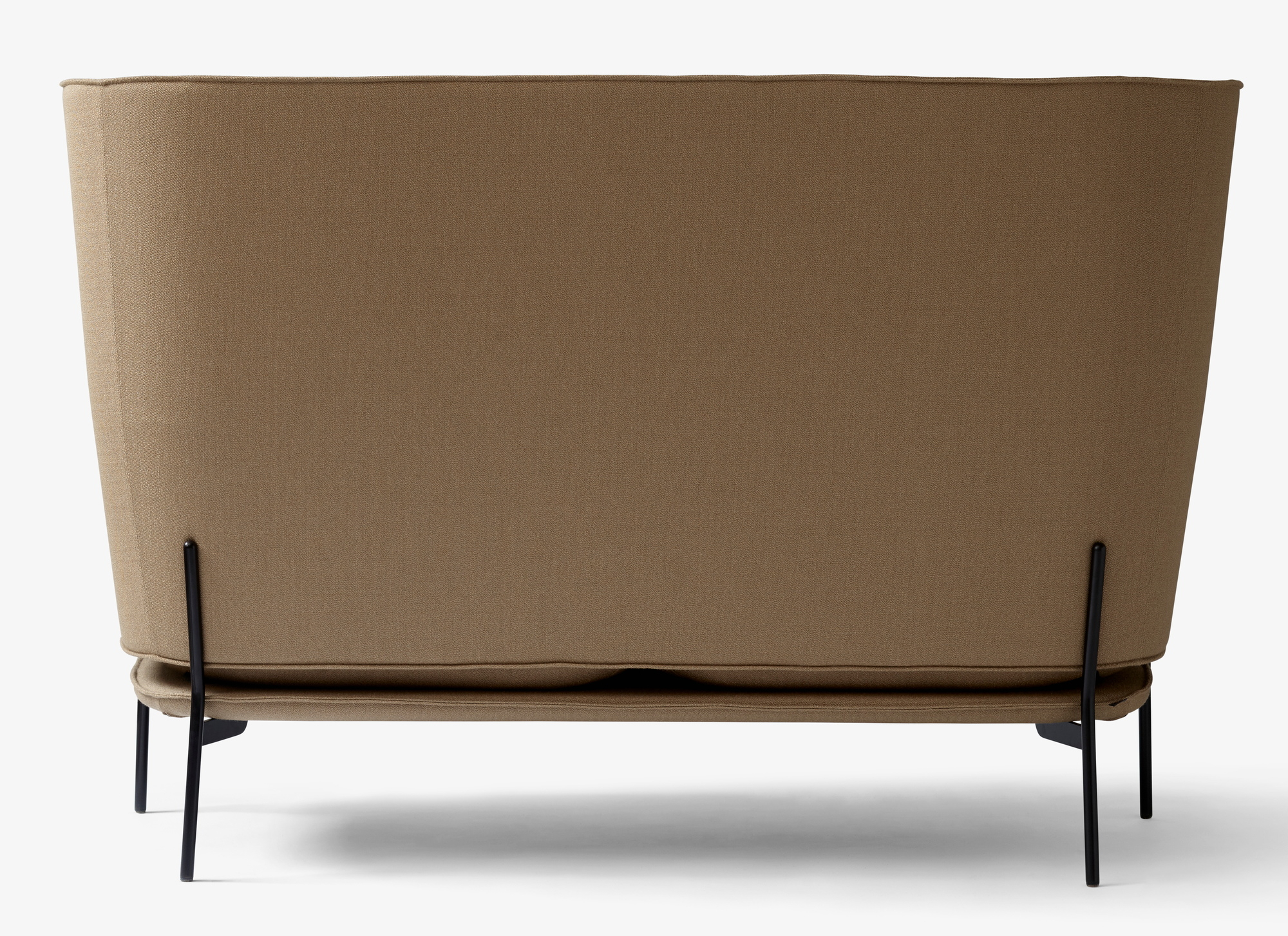 Rückansicht des Cloud Sofas von AndTradition, ein braunes 2-Sitzer Sofa mit hoher Rückenlehne.