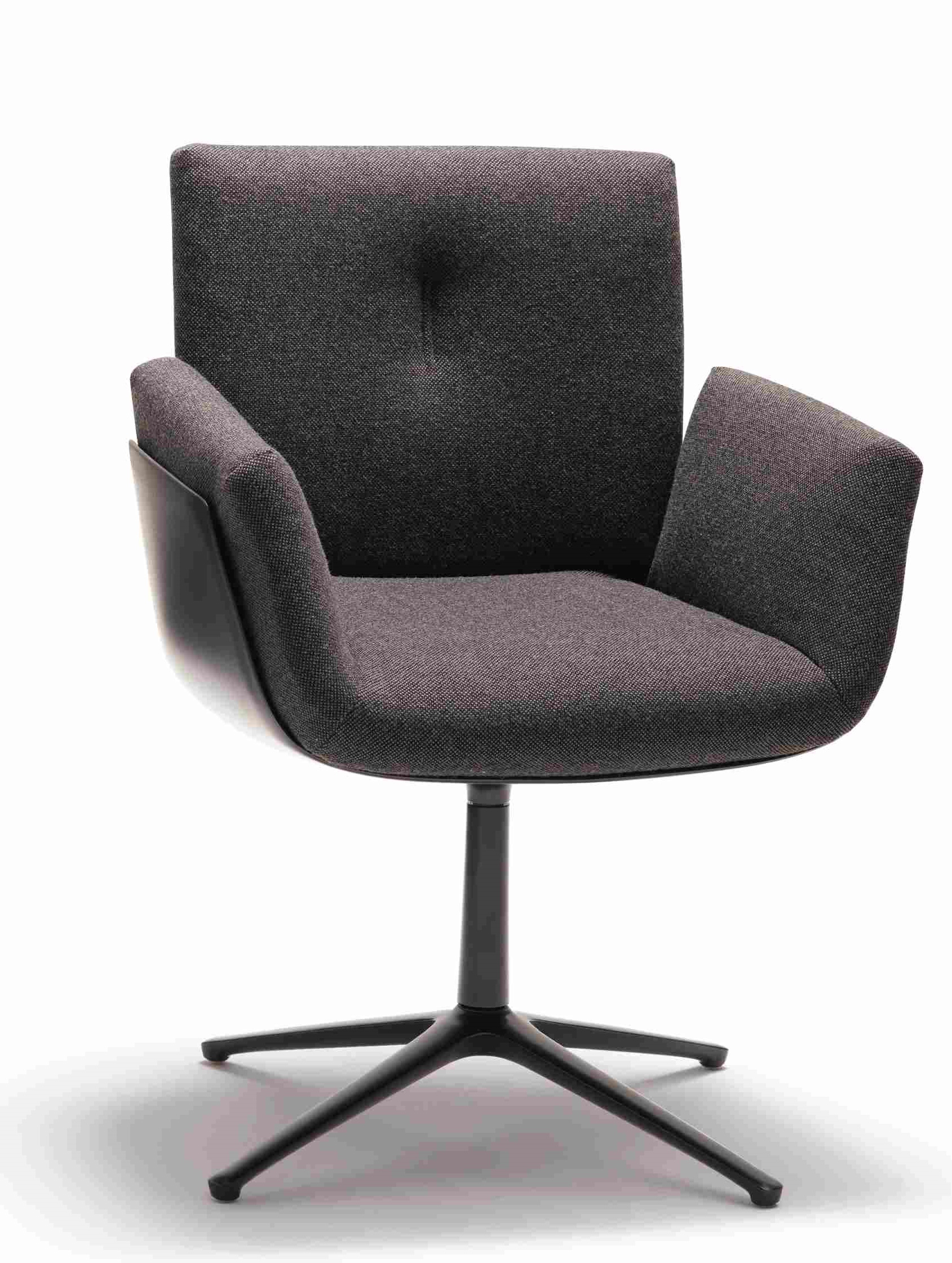 Alvo Drehstuhl mit Armlehnen von Cor, grauer Stoffbezug und schwarzem 4-Fuß-Gestell.
