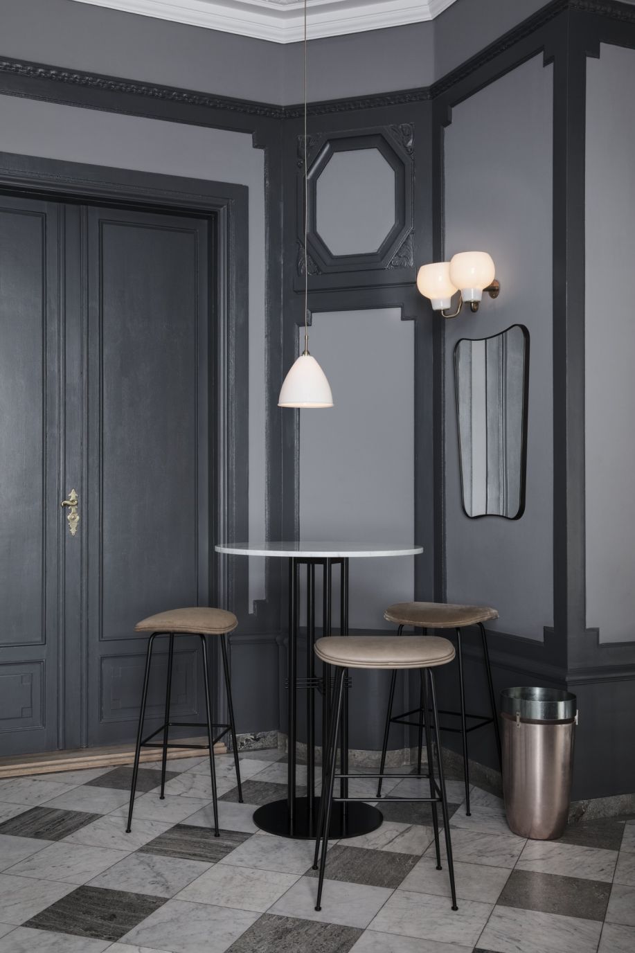 Bestlite Pendelleuchte BL9 in Schwarz/Chrom über einem runden Tisch mit Barhockern, modernes Design.