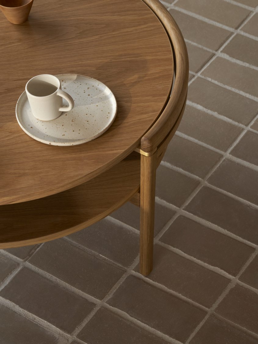 Detailaufnahme: Carl Hansen Couchtisch RF1905 aus Nussbaum mit weißem Marmor, Kaffeetasse.