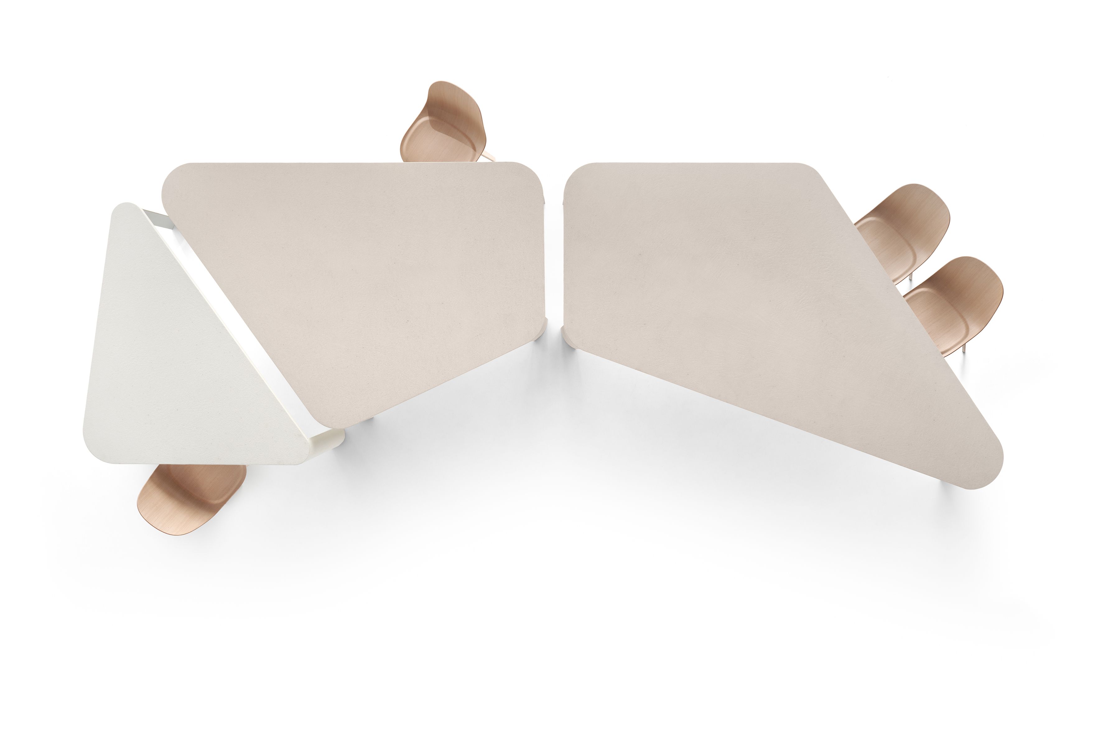 Draufsicht des Bonnet Table Tisches von MDF Italia mit Stühlen in Beige und Weiß.