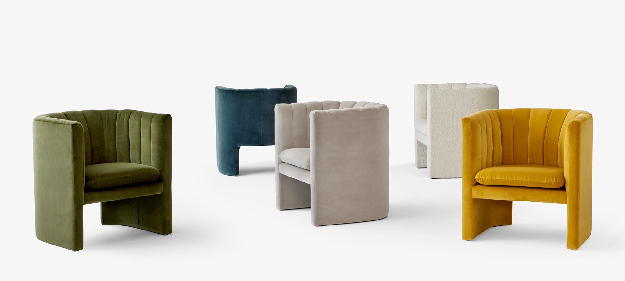 Mehrere Loafer Sessel von AndTradition in verschiedenen Farben und Stoffen auf weißem Hintergrund.