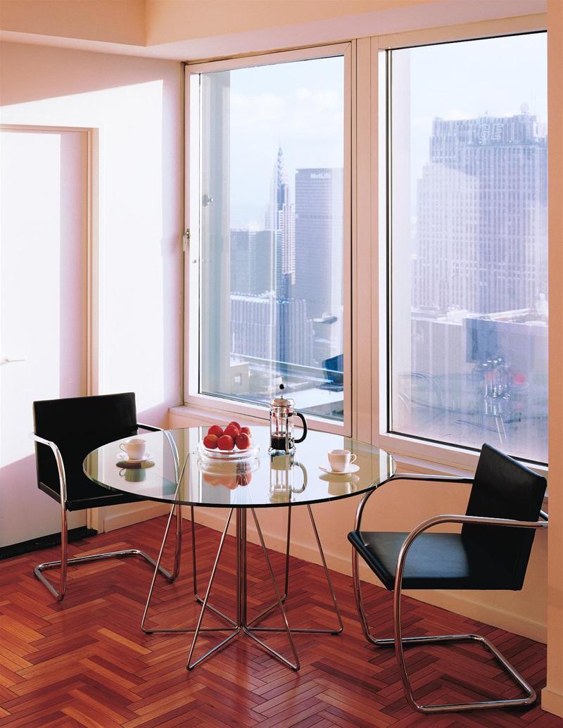 Paperclip Tisch von Knoll International mit Glasplatte und Stahlgestell, umgeben von zwei Stühlen.