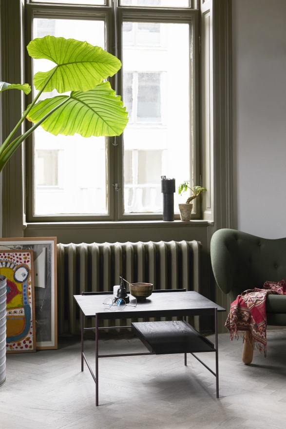 Kanso Coffee Table von Please Wait to be seated in einem stilvollen Wohnzimmer.