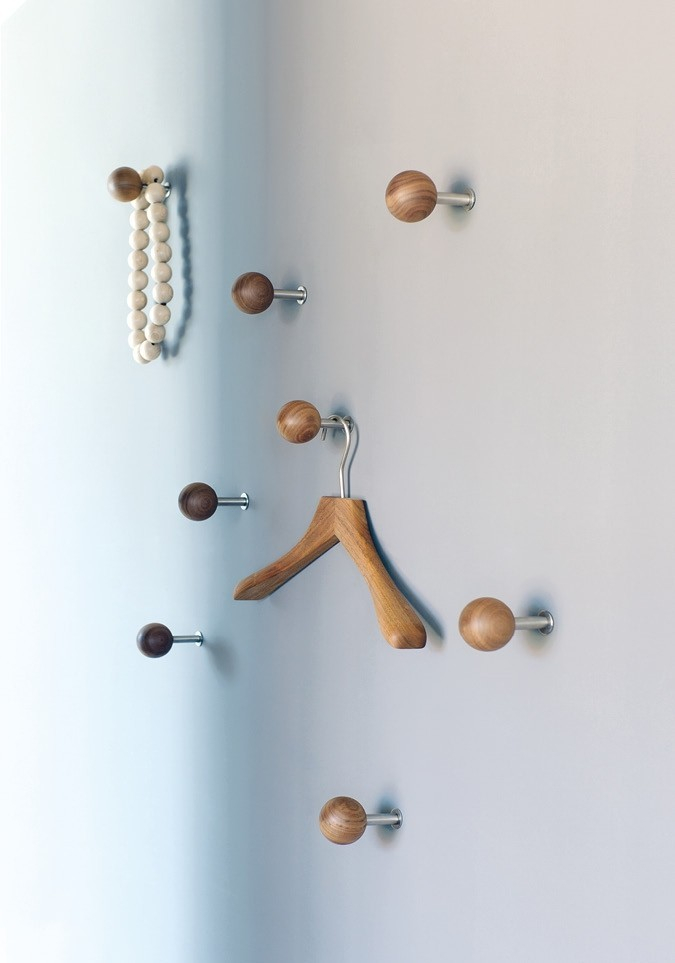 Dots Wandhaken Set von Schönbuch, verschiedene Farben und ein Kleiderbügel an der Wand.