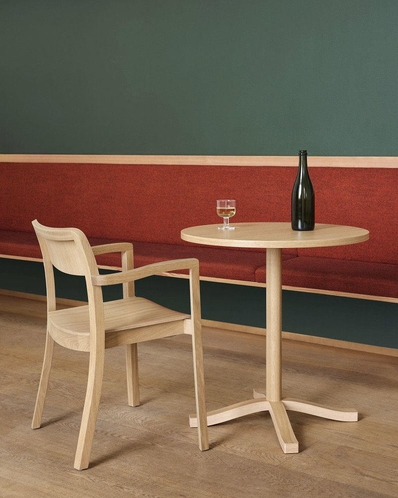 Pastis Table Tisch von Hay, Esche natur, runder Tisch mit Flasche und Glas.