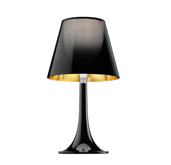 Schwarze Miss K Tischleuchte von Flos: Moderne Nachttischlampe mit goldenem Schirm-Inneren für stimmungsvolle Beleuchtung.