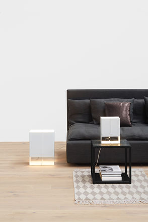 LT02 Seam Two Tischleuchte von e15, weiße Nachttischlampe mit indirektem Licht, modernes Design.