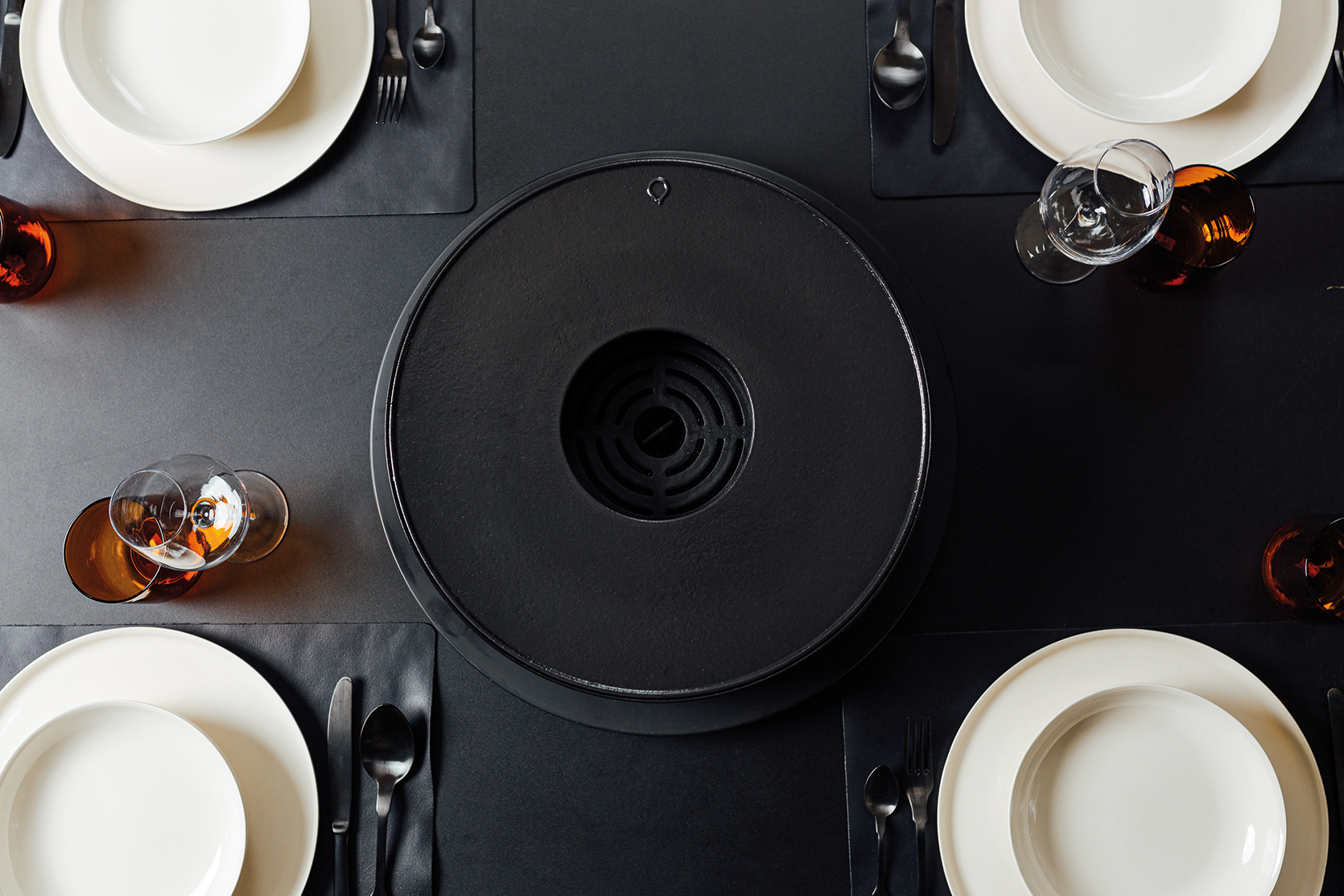 Tischgedeck mit Ofyr Tabl'O Tischgrill in der Mitte, bereit für ein gemütliches Grillen.