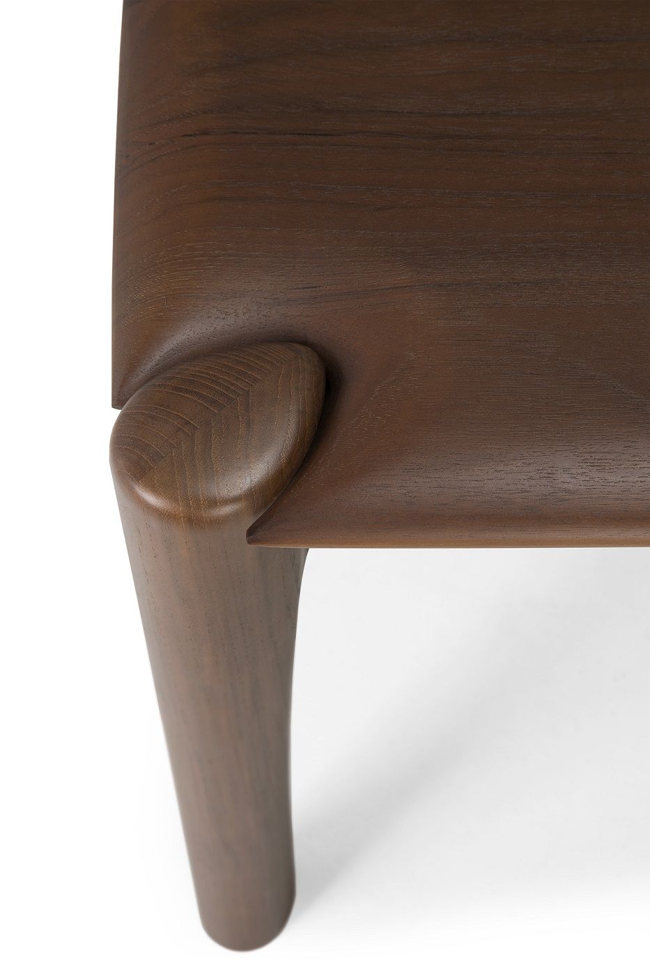 Detailaufnahme der Ethnicraft PI Bank aus Teakholz in Dunkelbraun, Fokus auf Bein und Sitzfläche.