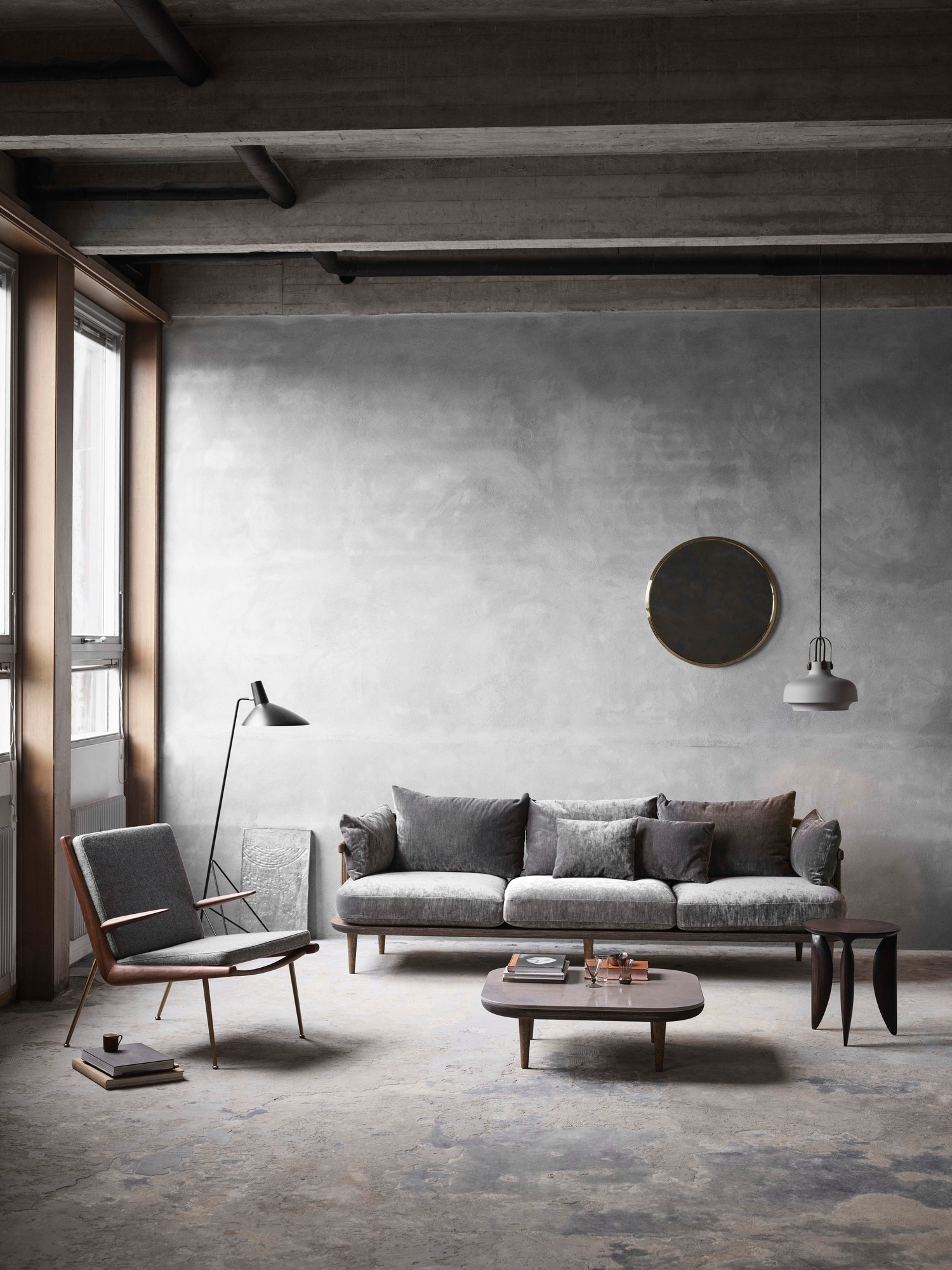 Fly Lounge Sofa von AndTradition, ein graues 3-Sitzer Sofa mit Kissen in einem Wohnraum.