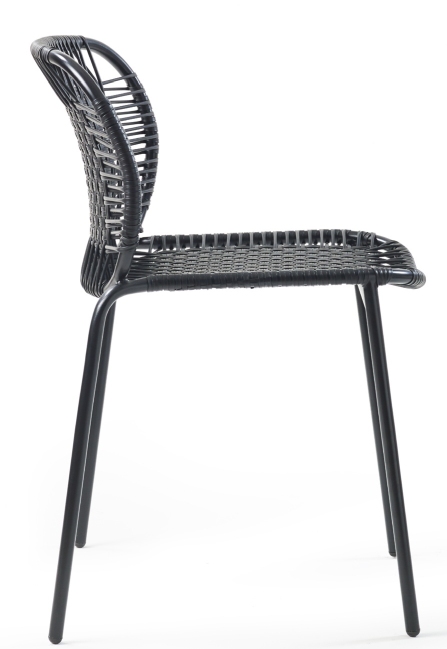 Schwarzer Cielo Stacking Chair: Stapelbarer Outdoor Stuhl mit geflochtener Sitzfläche und filigranem Metallgestell.