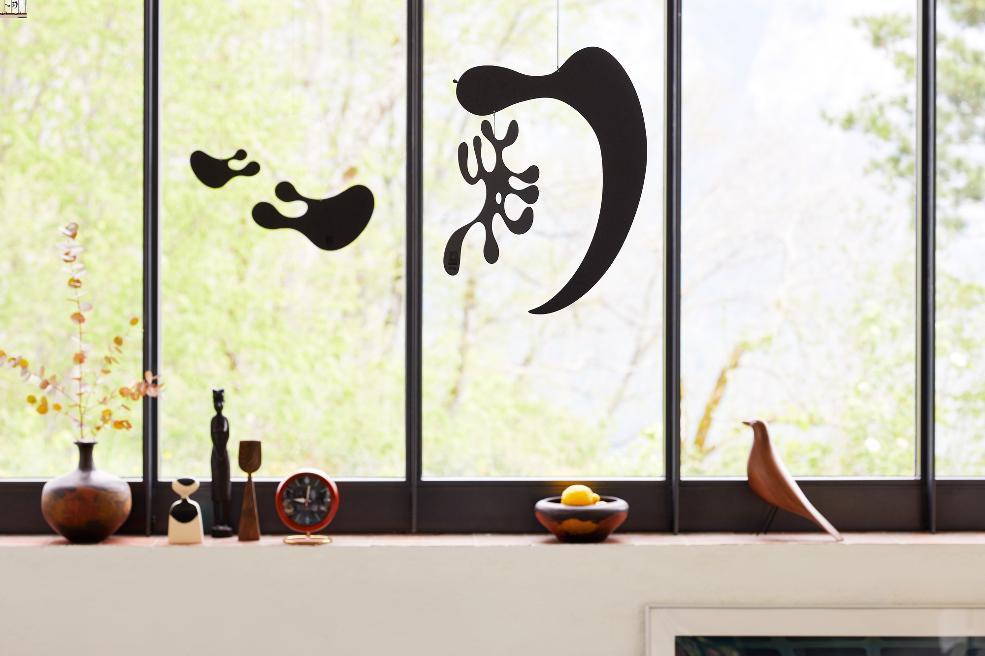 Nahaufnahme der Vitra Chronopak Tischuhr, eine stilvolle Design-Tischuhr für modernes Wohnen.