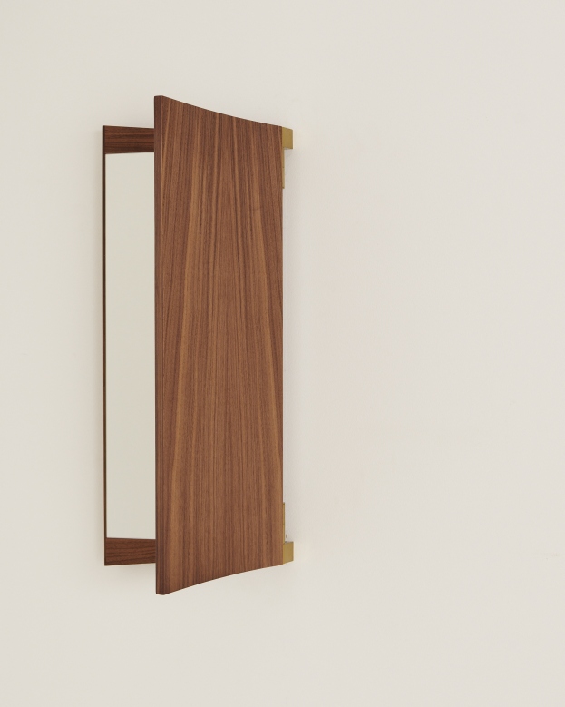 Gubi Vanity Wall Mirror 2 Wandspiegel mit Holzrahmen und schwenkbarer Spiegelfläche an einer weißen Wand.