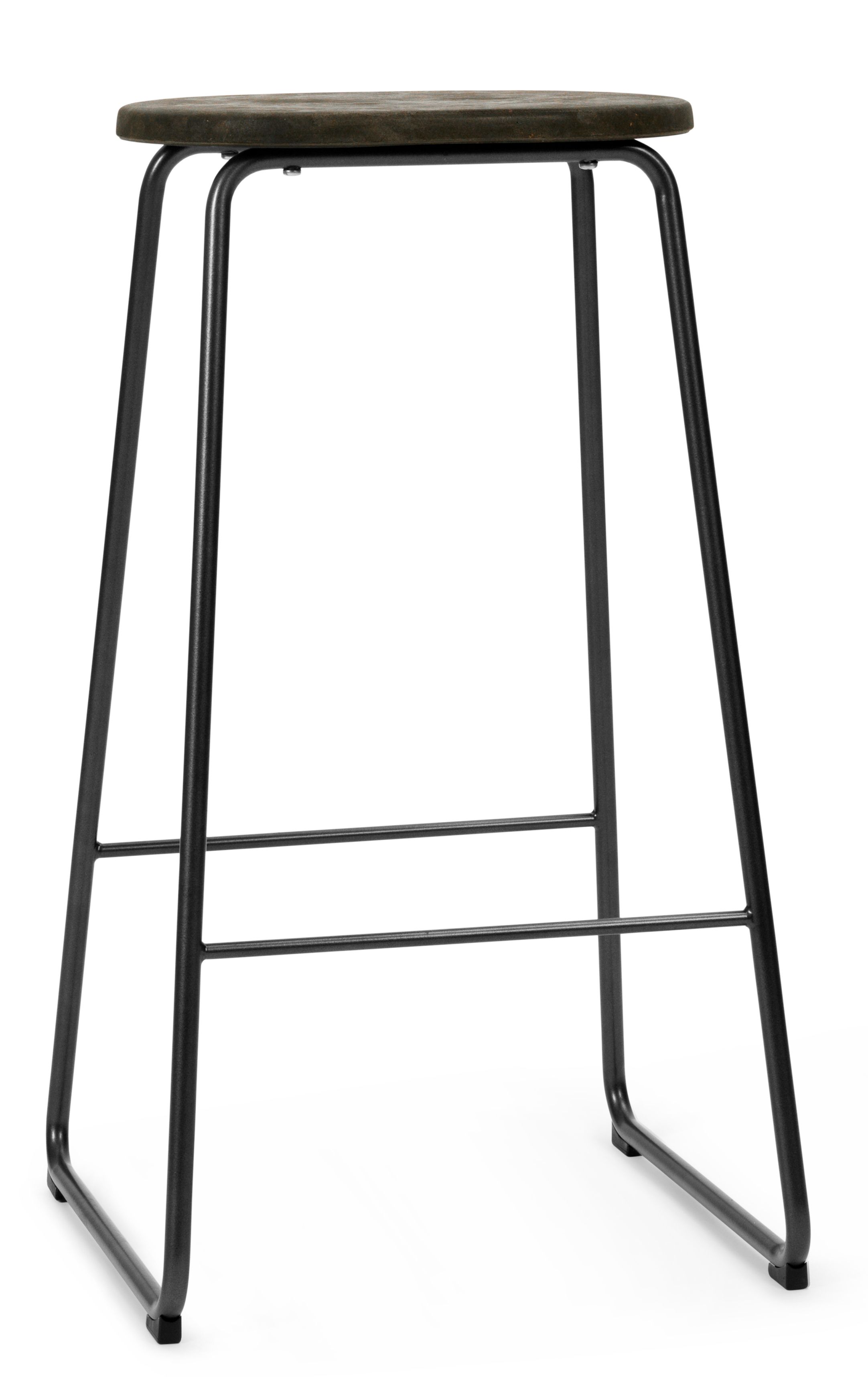 Dunkler Earth Stool Barhocker von Mater Waste, H 74 cm, mit schwarzem Metallgestell.