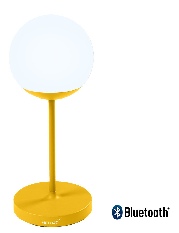 Gelbe Mooon Tischleuchte von Fermob mit rundem Lampenschirm und Bluetooth-Funktion.