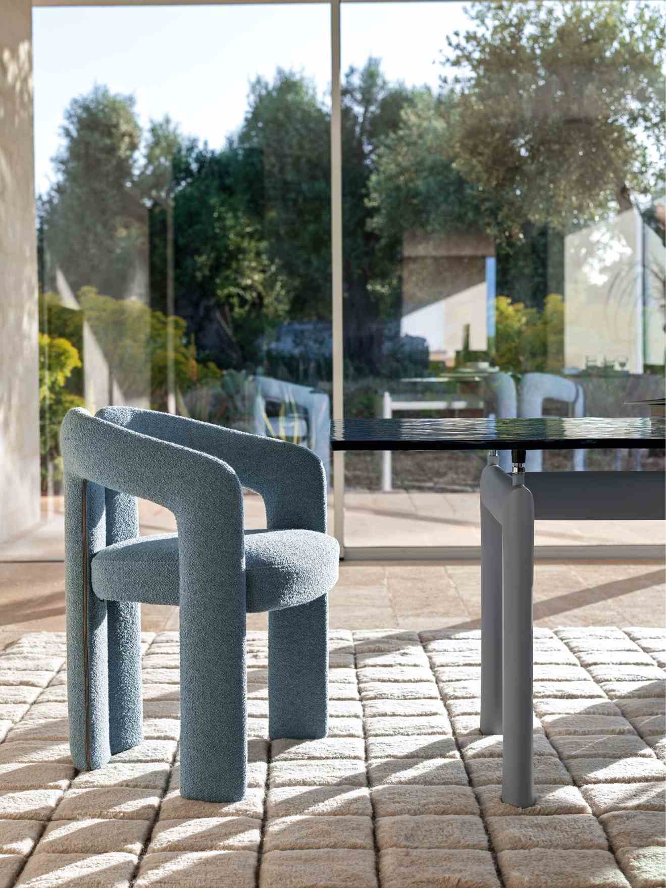 LC6 Table tube d´avion Esstisch Cassina mit Glasplatte und Stuhl in modernem Interieur.