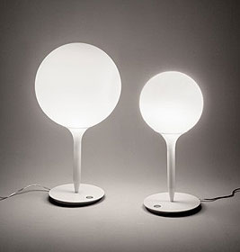 Weiße Castore Tischleuchte von Artemide: Modernes Design mit sanftem, diffusem Licht für Wohnraum und Büro.