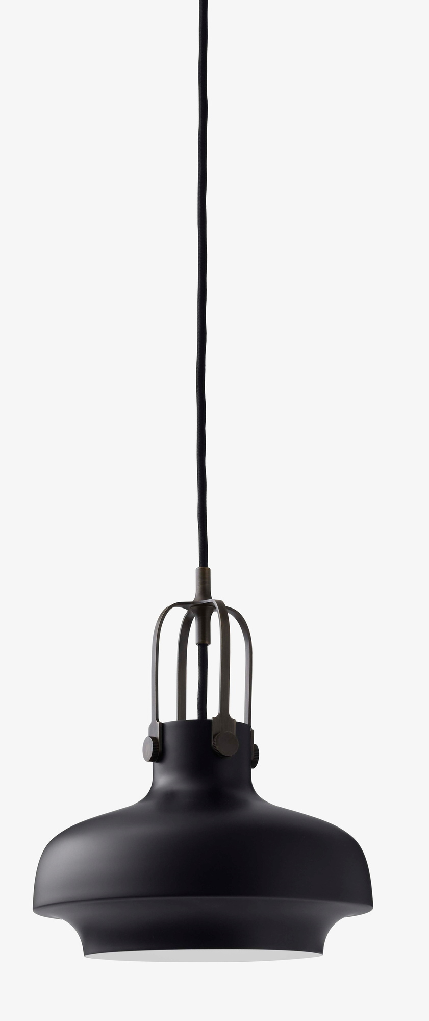 Schwarze Copenhagen Pendelleuchte SC6 von AndTradition mit Textilkabel und filigranem Metallgestell.