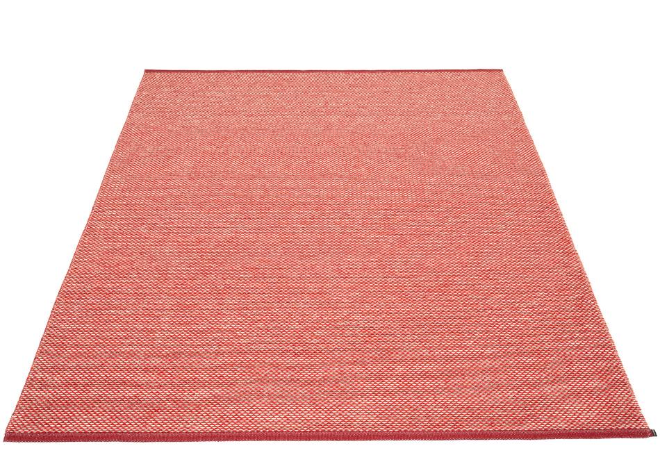 Roter Pappelina Kunststoffteppich "Effi" (230x320 cm) mit feiner Webstruktur, ideal für drinnen und draußen.