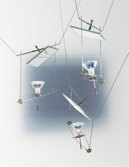 YAYAHO Lichtsystem mit Spiegel von Ingo Maurer, eine moderne Hängelampe mit Spiegeln und Halogenleuchten.