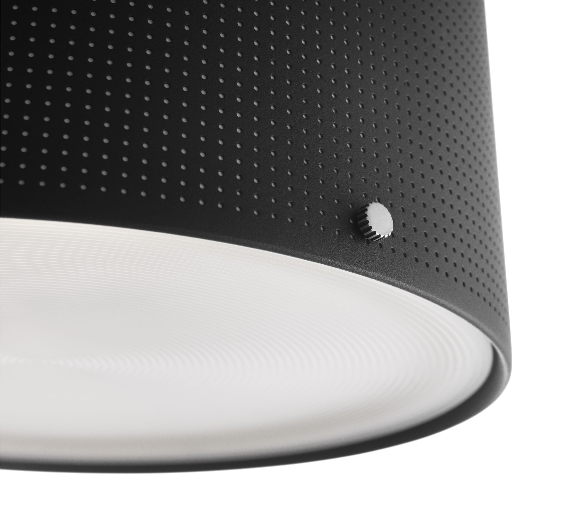 Detailaufnahme der Vipp Pendelleuchte klein in Schwarz mit perforiertem Lampenschirm und weißem Diffusor.