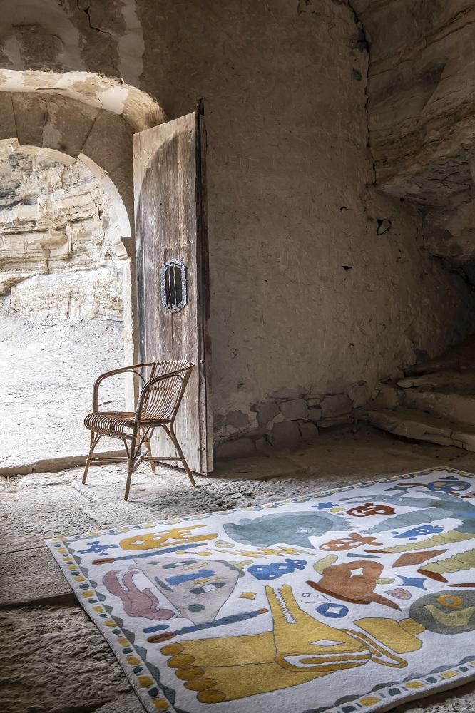 Nanimarquina Teppich Troupe Collection, 200x300 cm, mit bunten, abstrakten Motiven in historischem Raum.