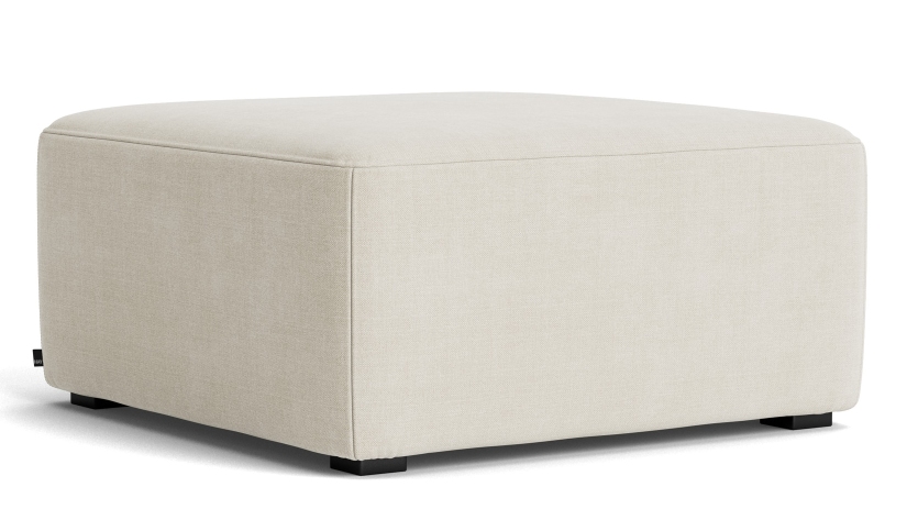 Beiger Hay Mags Ottoman, extra klein, quadratisch, mit Stoffbezug und schwarzen Füßen.