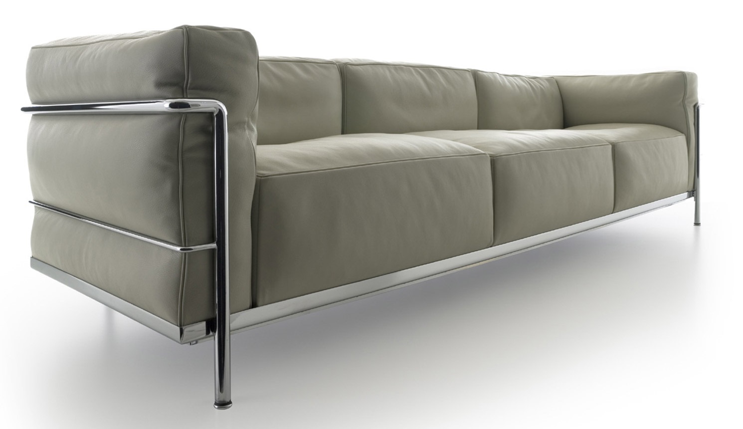 Cassina Dreisitzer Sofa mit Lederbezug und verchromtem Stahlrohrgestell. Modernes Design.